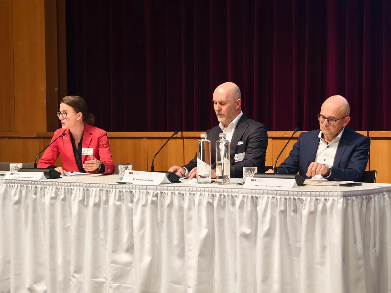Prof. Dr. Konstantina Papathanasiou und zwei Fachkollegen bei einer Podiumsdiskussion während des Compliance-Day 2025 der Universität Liechtenstein im SAL.
