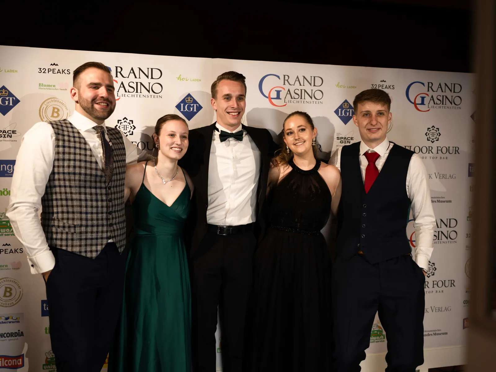 Gruppenfoto-Sponsorenwand-Universitätsball-Liechtenstein