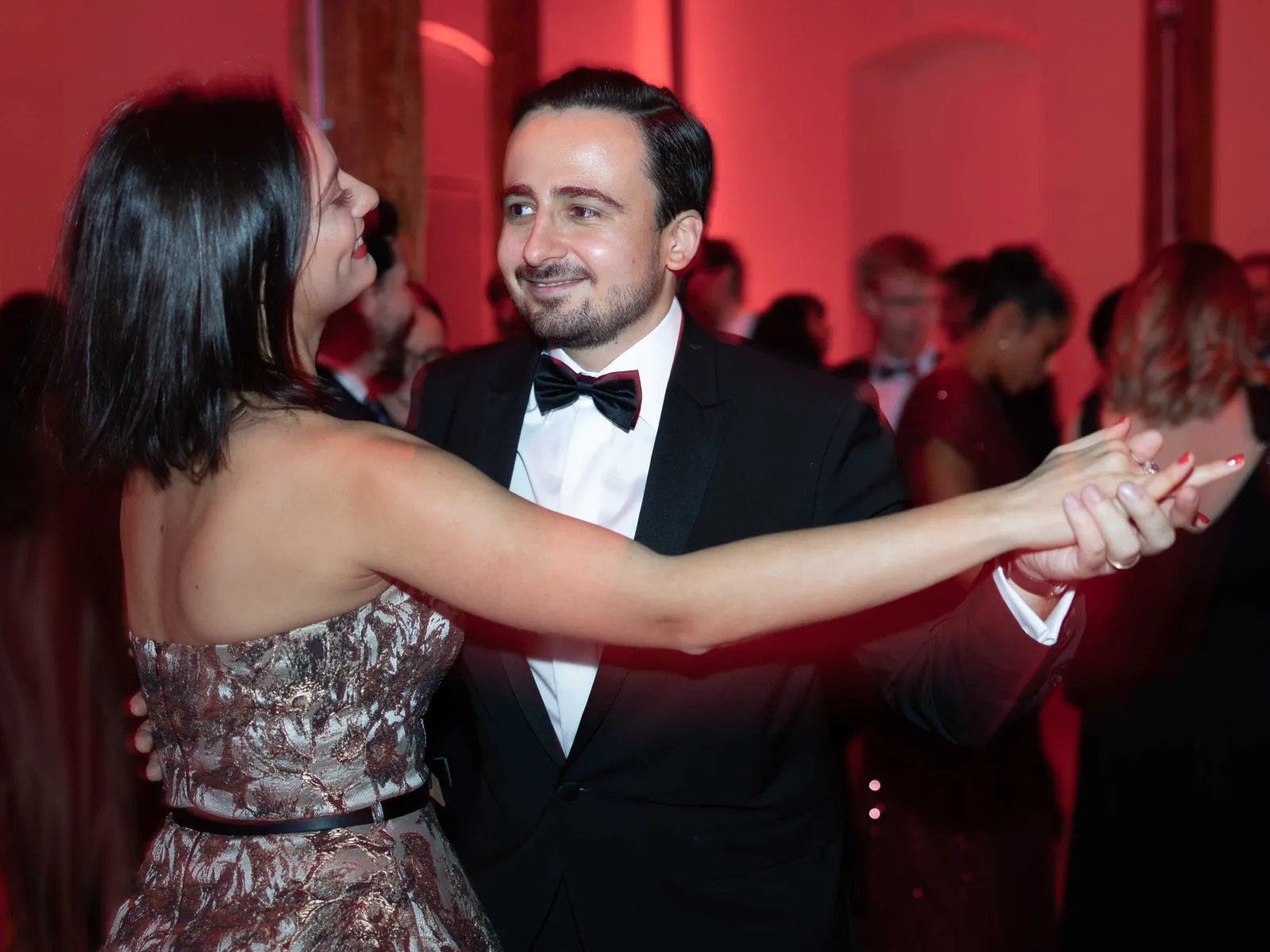 Tanzendes-Paar-viele-Gaeste-Uniball-Liechtenstein