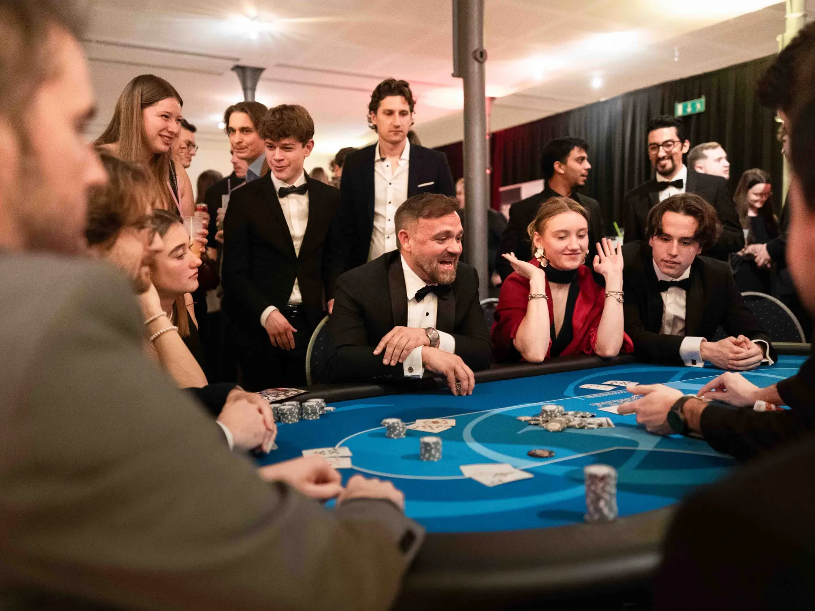 Gaeste-lachen-Pokertisch-Uniball-Liechtenstein