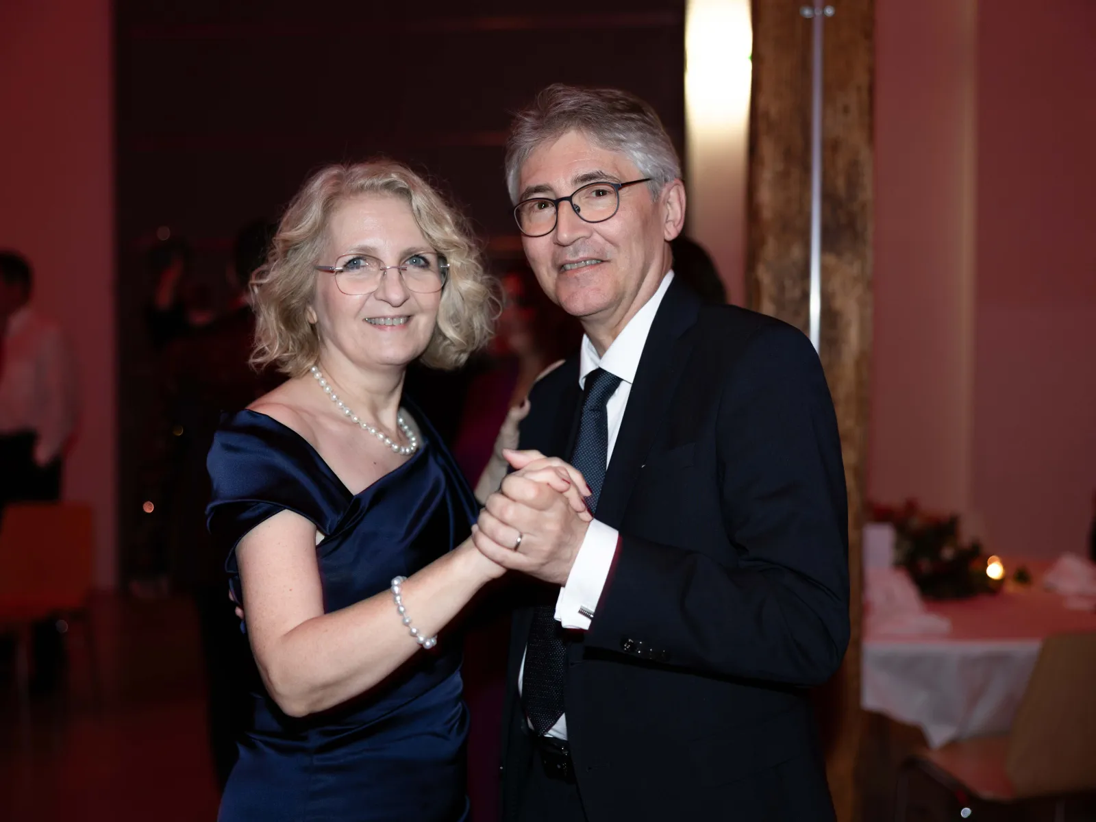 Festliches-Paar-tanzt-Uniball-Liechtenstein