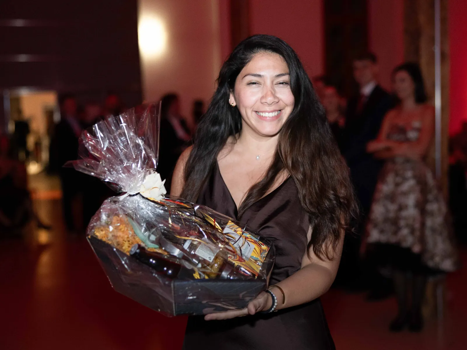 Siegerin-mit-Geschenkkorb-Uniball-Liechtenstein