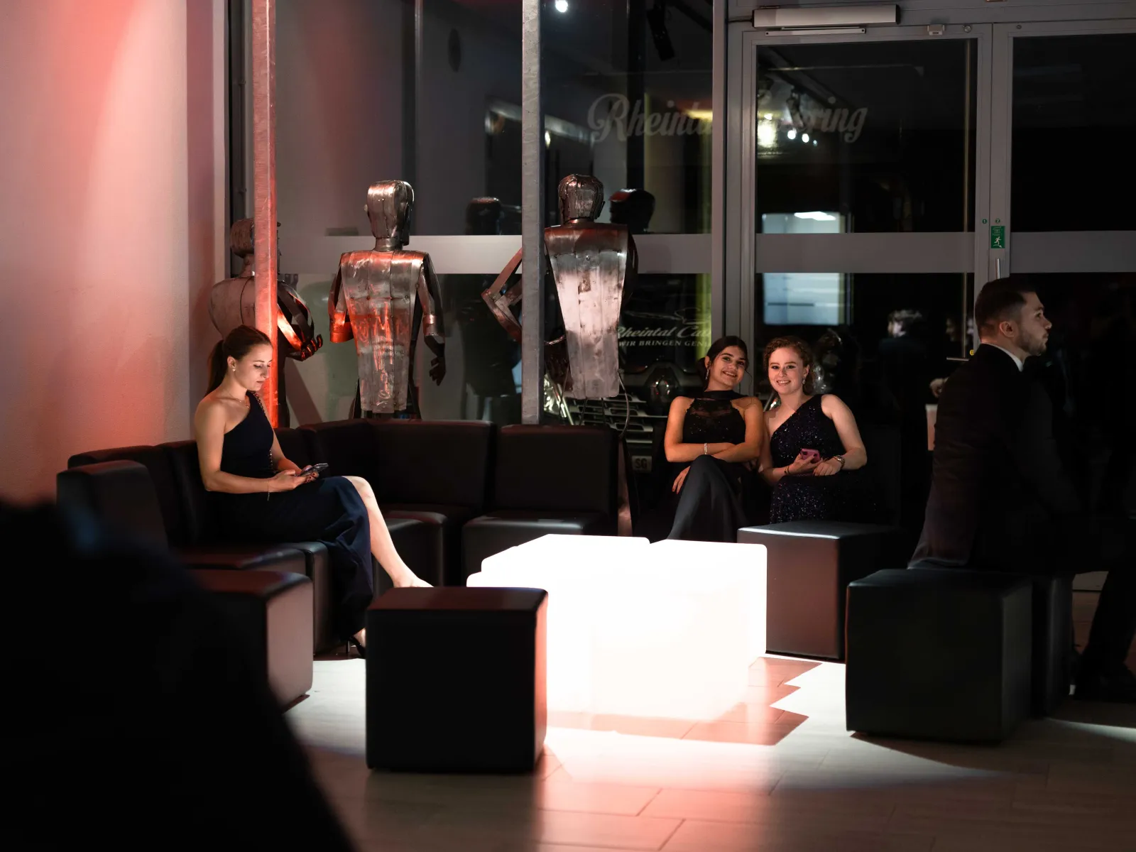 Gäste-sitzen-in-der-lounge-Uniball