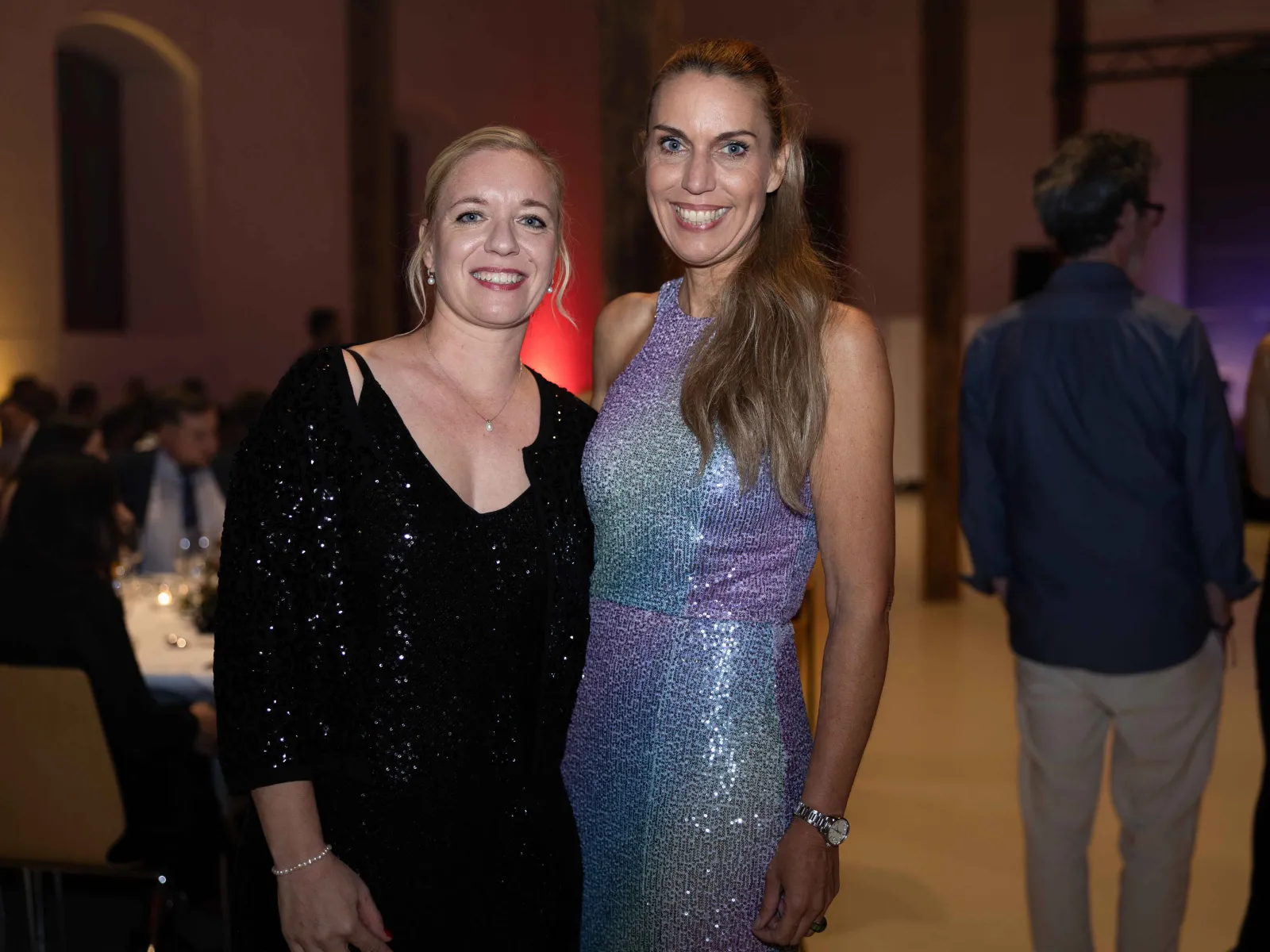 Zwei-Frauen-festlich-Universitätsball-Liechtenstein