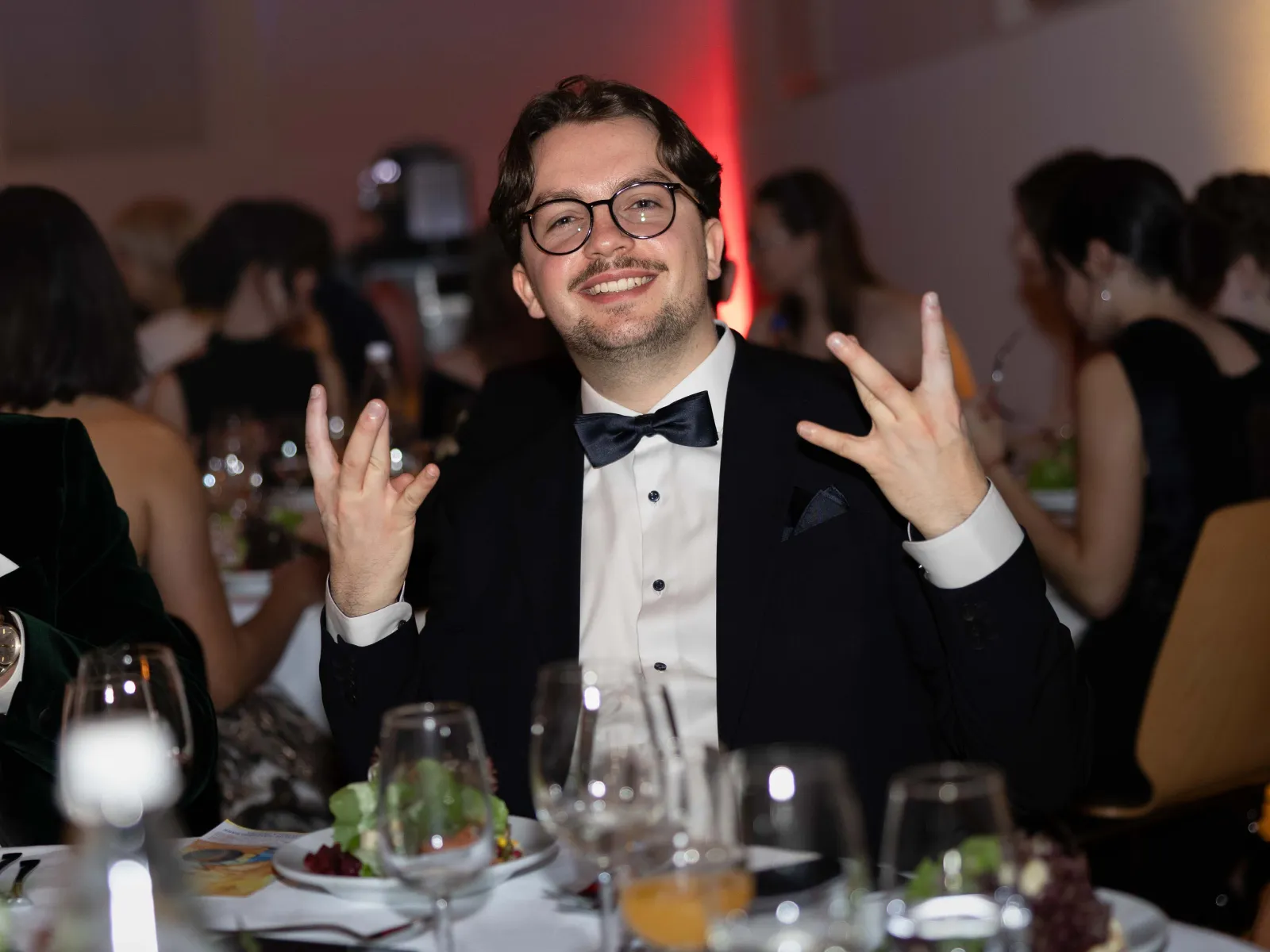 Lachender-Gast-Handgeste-Universitätsball-Liechtenstein