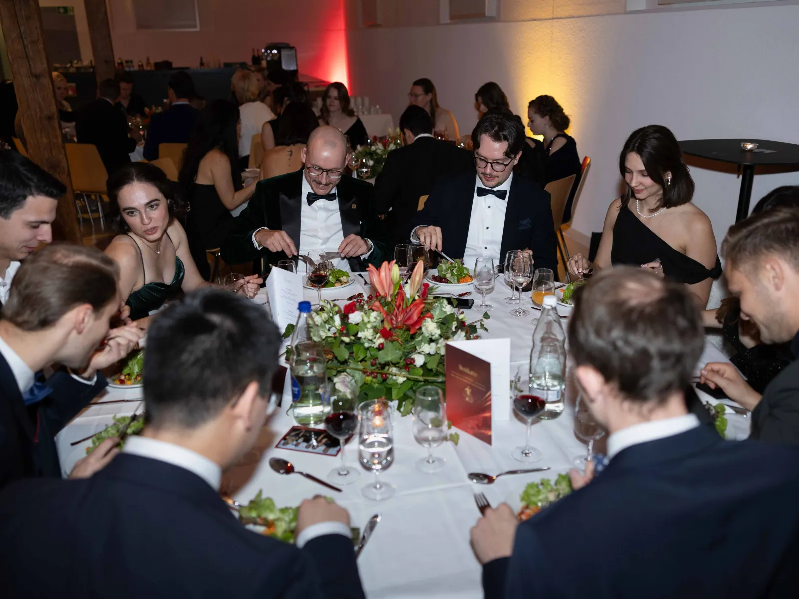 Gäste-essen-Vorspeise-Universitätsball-Liechtenstein