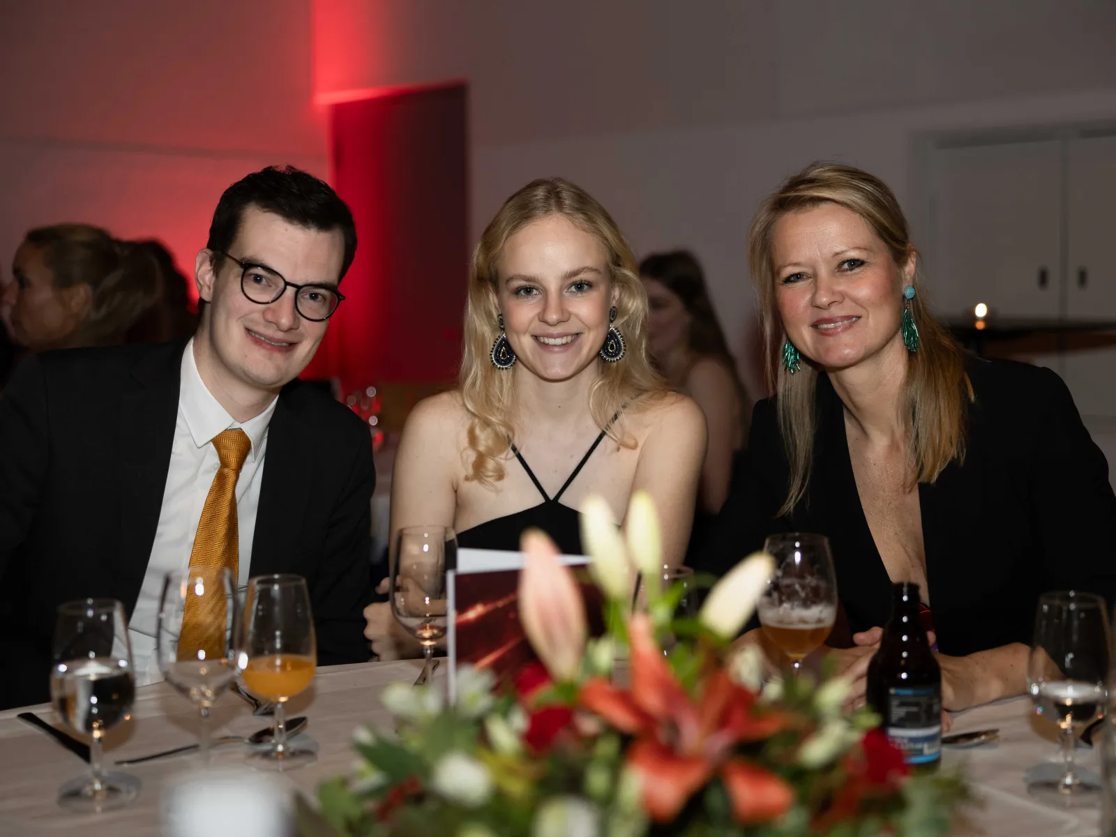 Drei-Gaeste-am-Tisch-Uniball-Uni-Liechtenstein