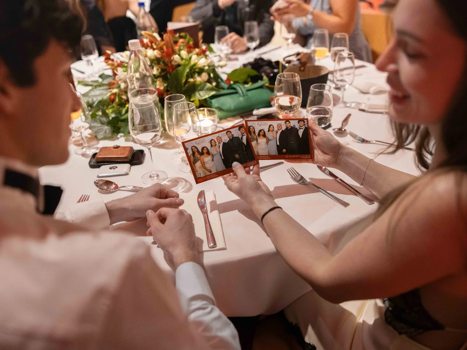 Gaeste-betrachten-Fotos-Uniball-Uni-Liechtenstein