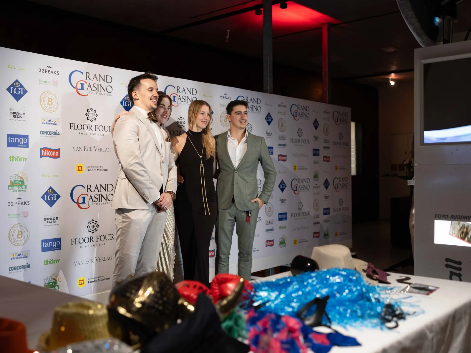 Gaeste-beim-Fotoshoot-mit-Accessoires-Uniball-Uni-Liechtenstein