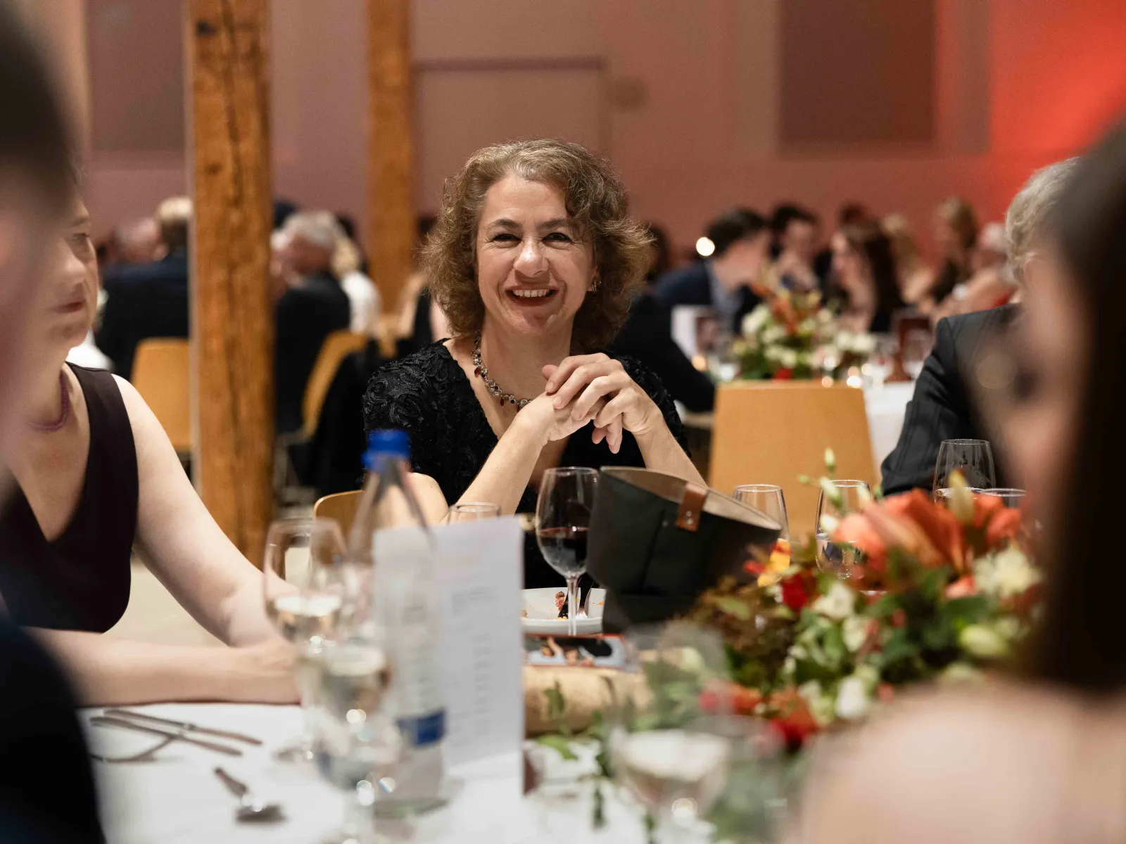 Laechelnde-Frau-am-Tisch-Uniball-Uni-Liechtenstein