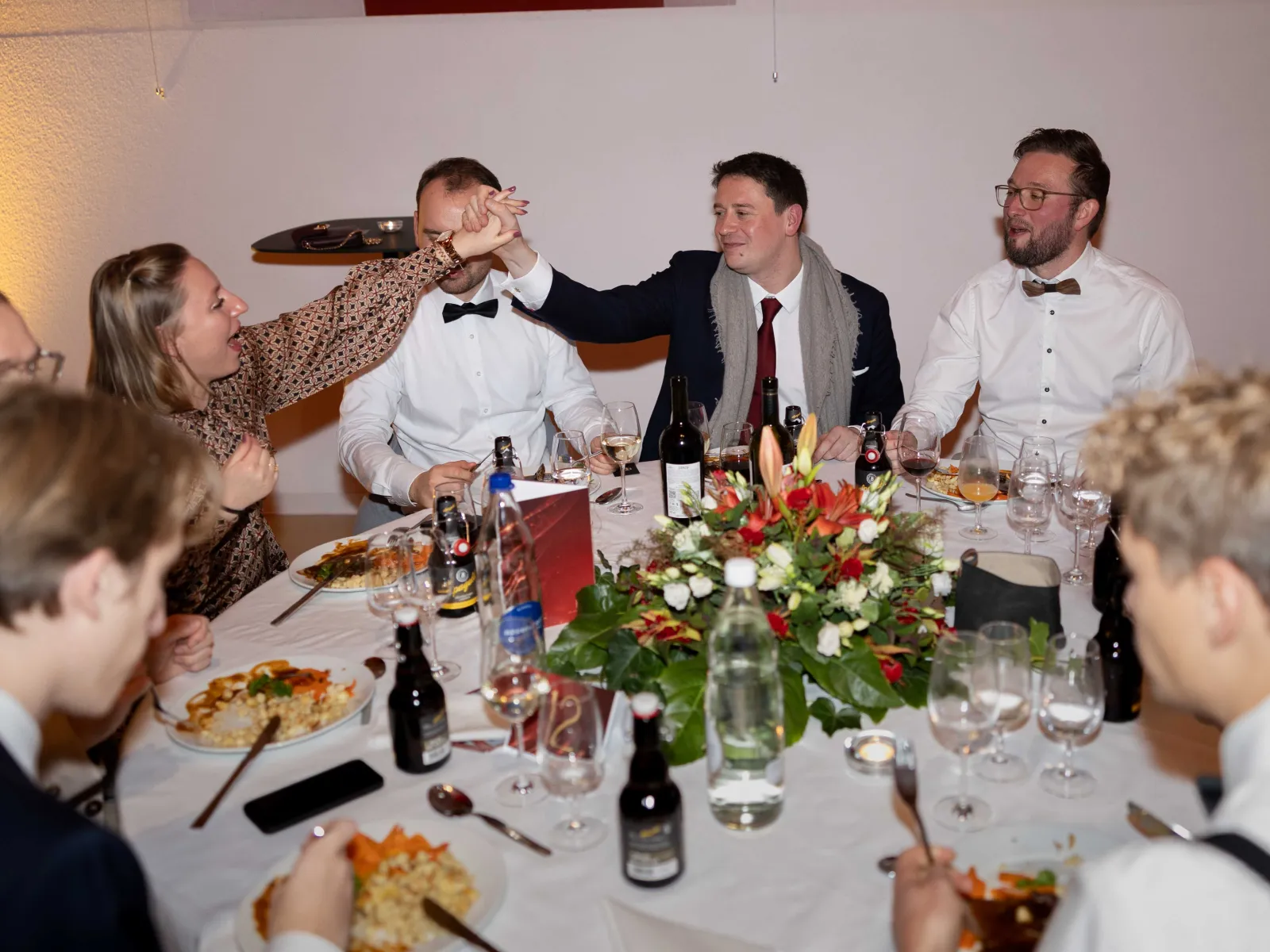 Gäste-Handschlag-lachend-Uniball-Uni-Liechtenstein