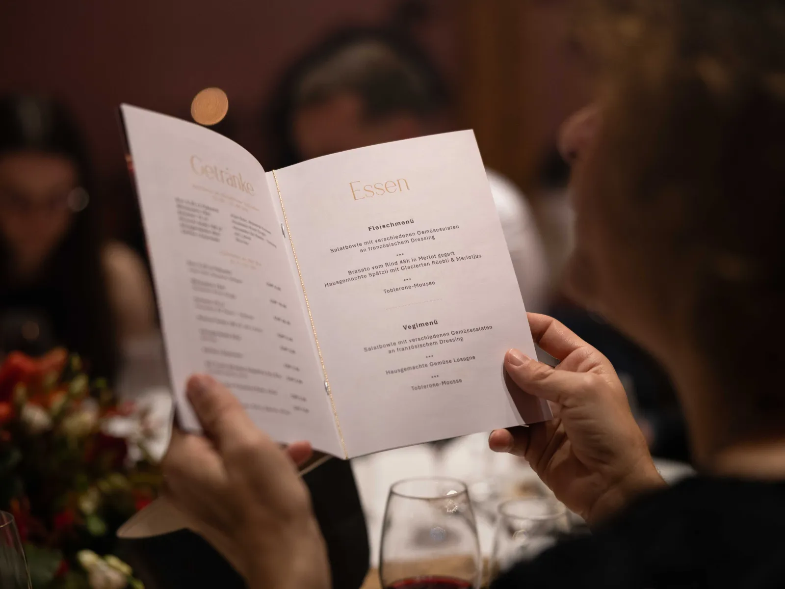 Gäste-lesen-Menuekarte-Uniball-Uni-Liechtenstein