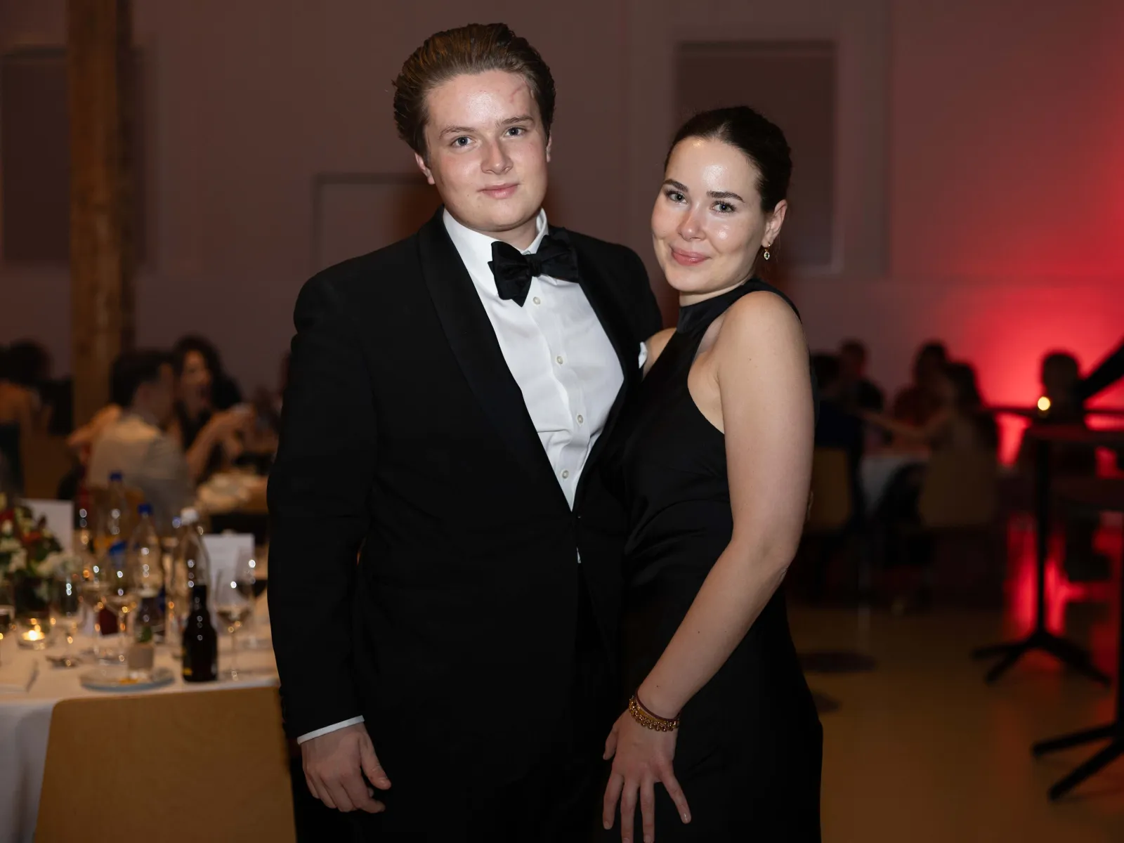 Elegantes-Paar-posiert-Uniball-Uni-Liechtenstein