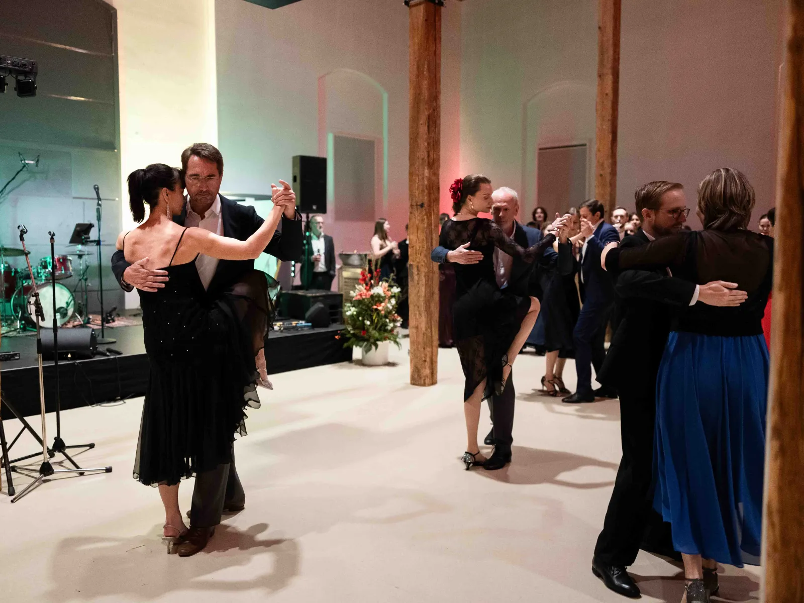 Mehrere-Paare-tanzen-Tanzflaeche-Uniball-Liechtenstein