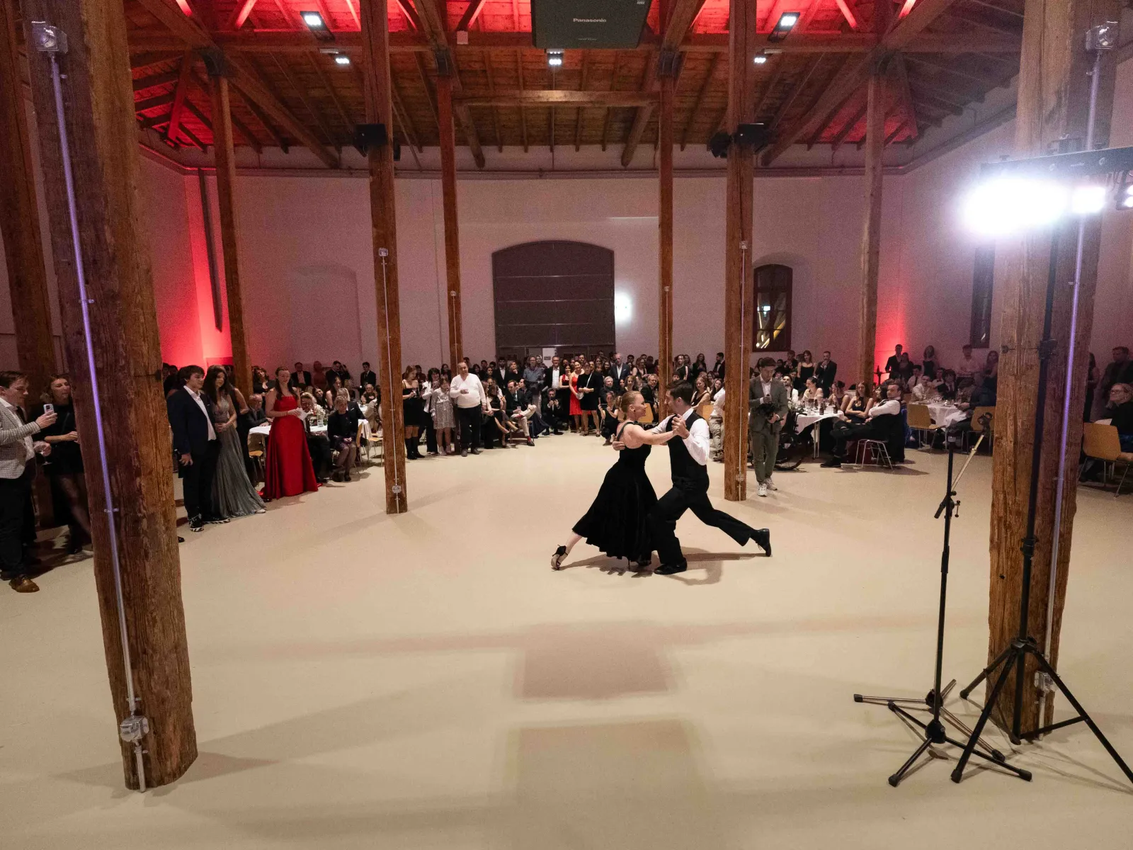 Taenzerin-wartet-Tanzflaeche-Uniball-Liechtenstein