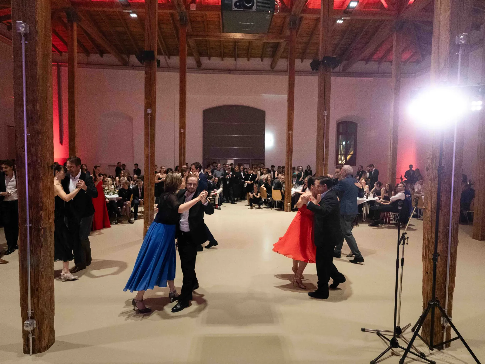 Dramatische-Tanzpose-Paar-Uniball-Liechtenstein