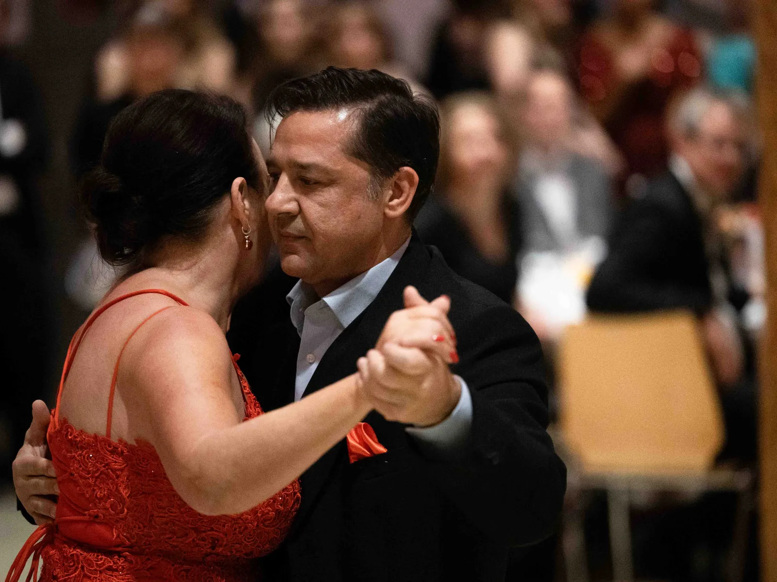 Paar-tanzt-rotes-Spitzenkleid-Uniball-Liechtenstein