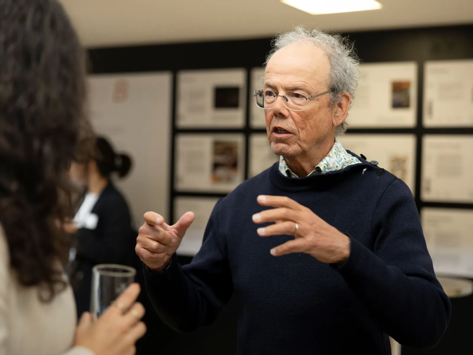 Mann mit Brille in einer Diskussion