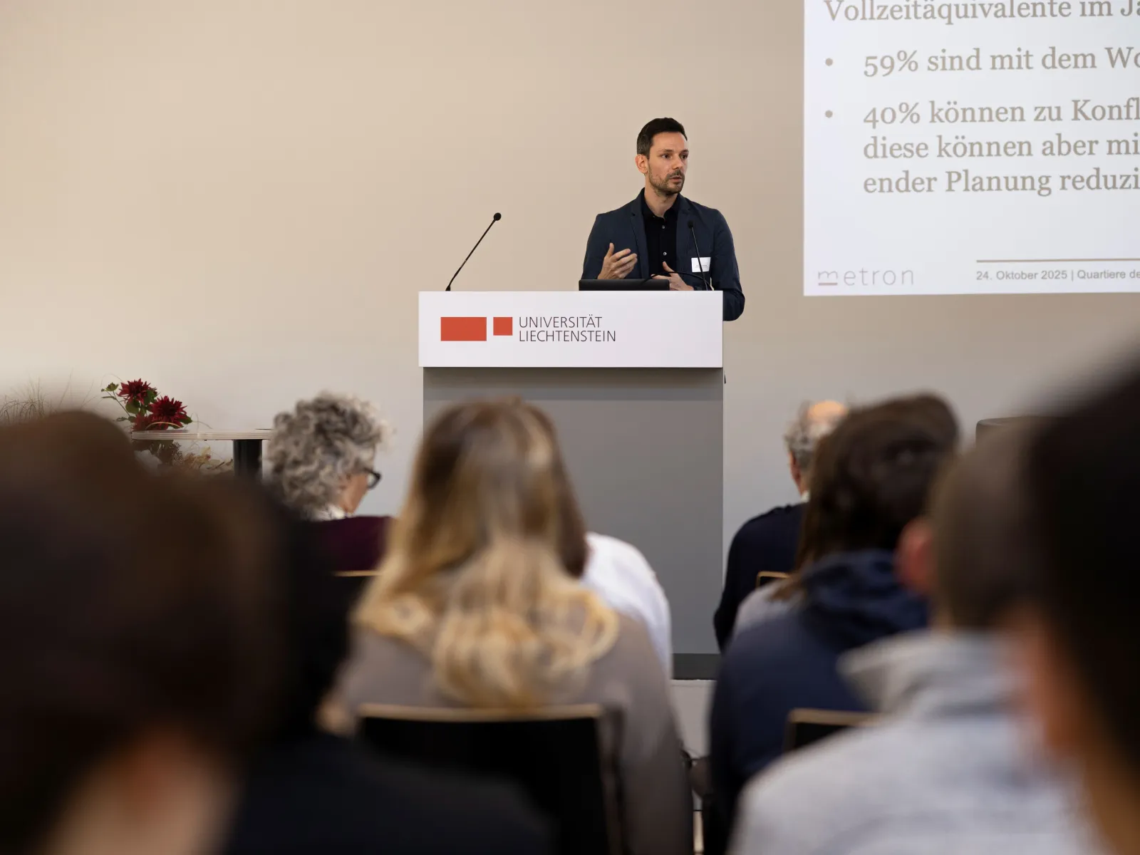 Vortragender bei einem Symposium