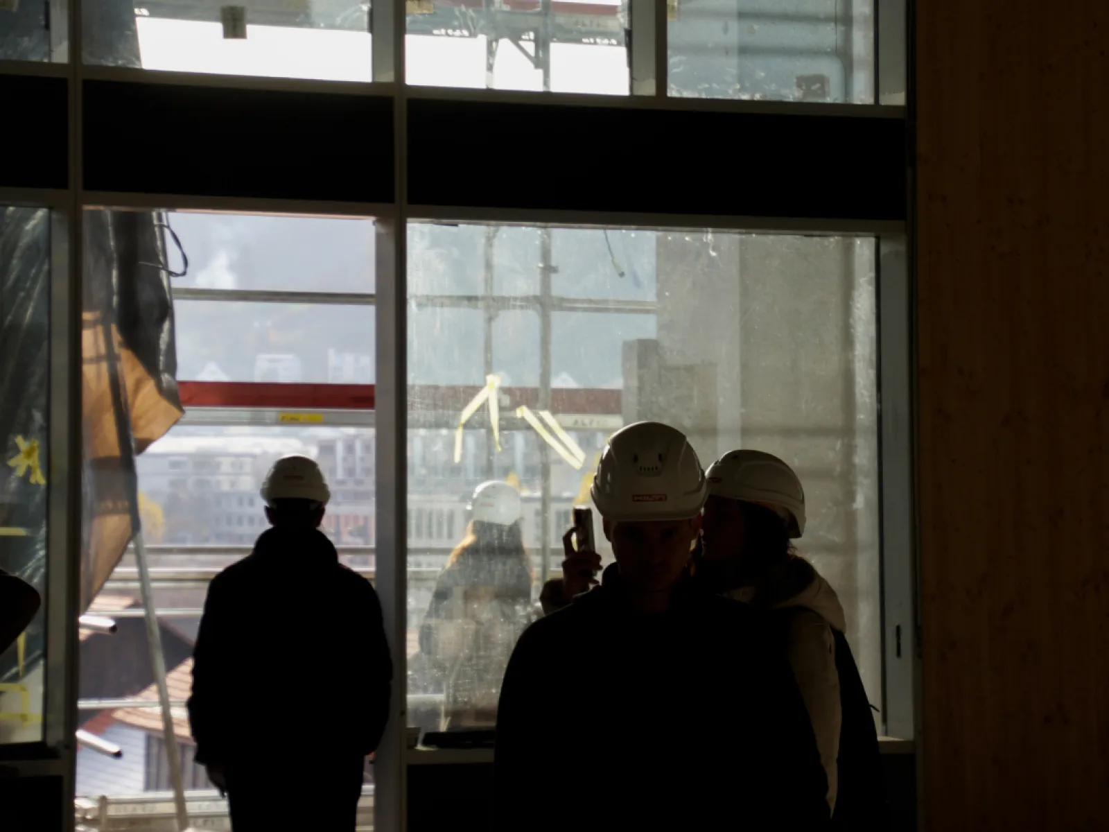 Mehrere Menschen auf einer Baustelle