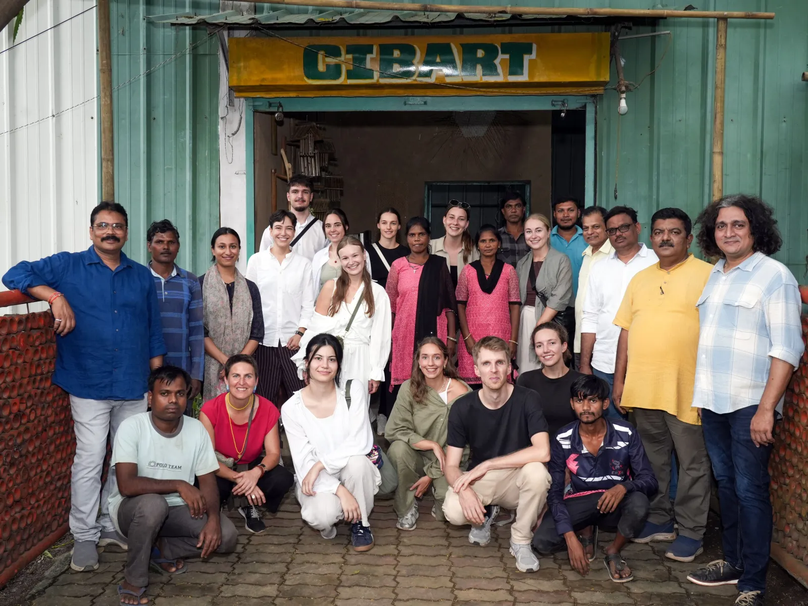 Gruppenbild junger Menschen in Indien