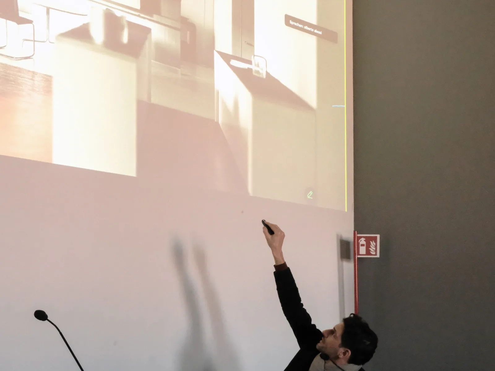 Mann zeigt auf Leinwand