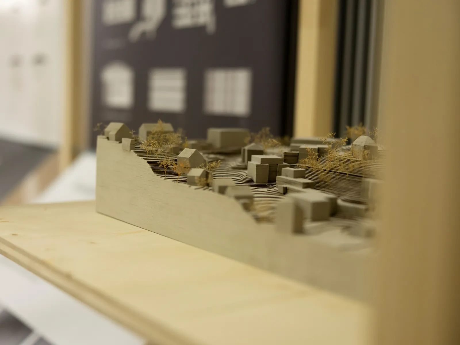 Ein Architekturmodell aus Graukarton