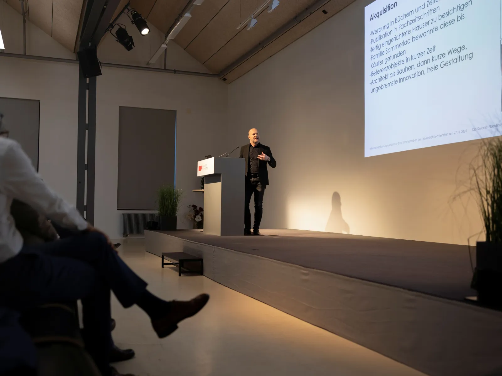 Eine Person präsentiert an einem Vortragspult