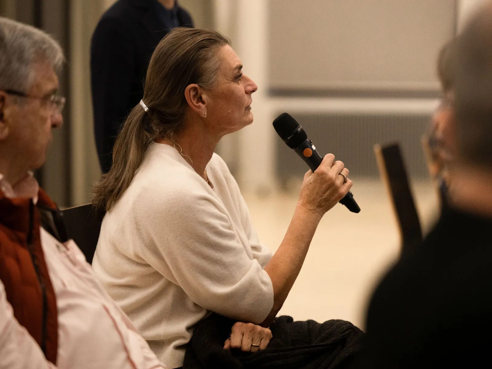 Eine Frau aus dem Publikum, die in ein Mikrofon spricht. 