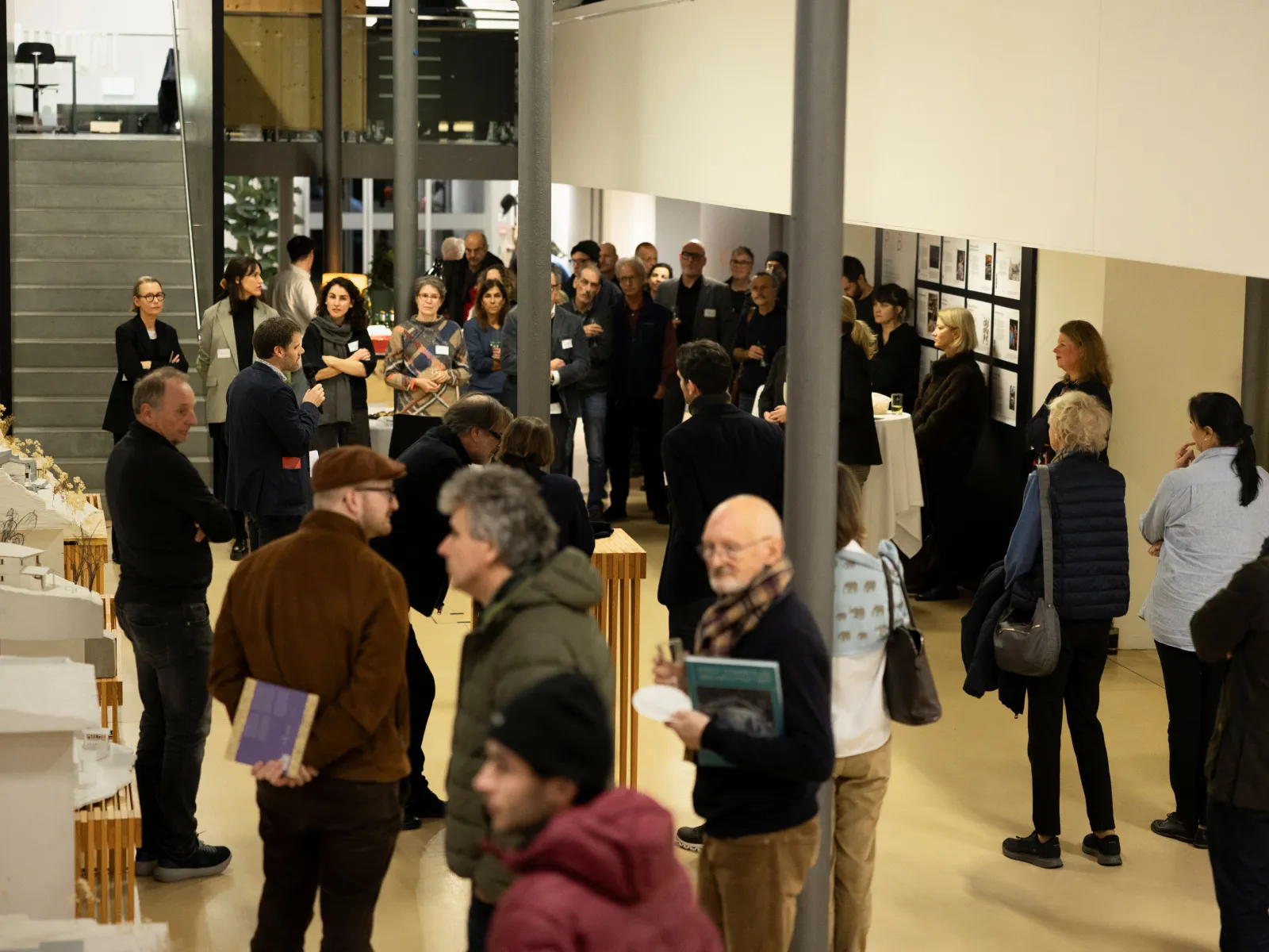 Gruppe von Menschen an einer Ausstellungseröffnung 