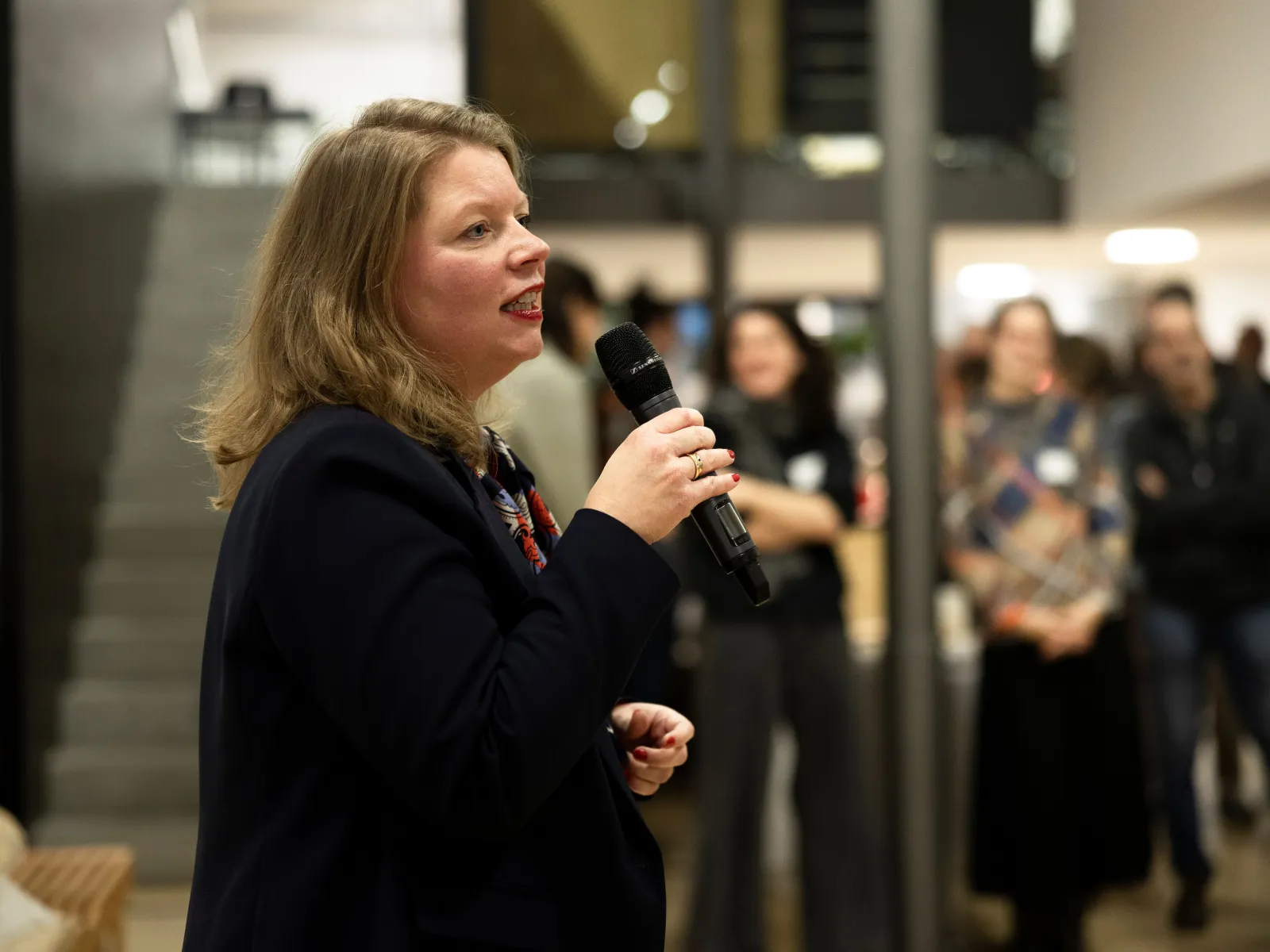 Eine Frau mit einem Mikrofon in der Hand