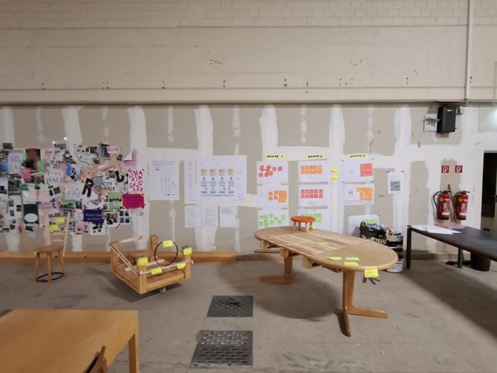 Blick auf einen Raum mit Holzmöbeln und Notizen an der Wand