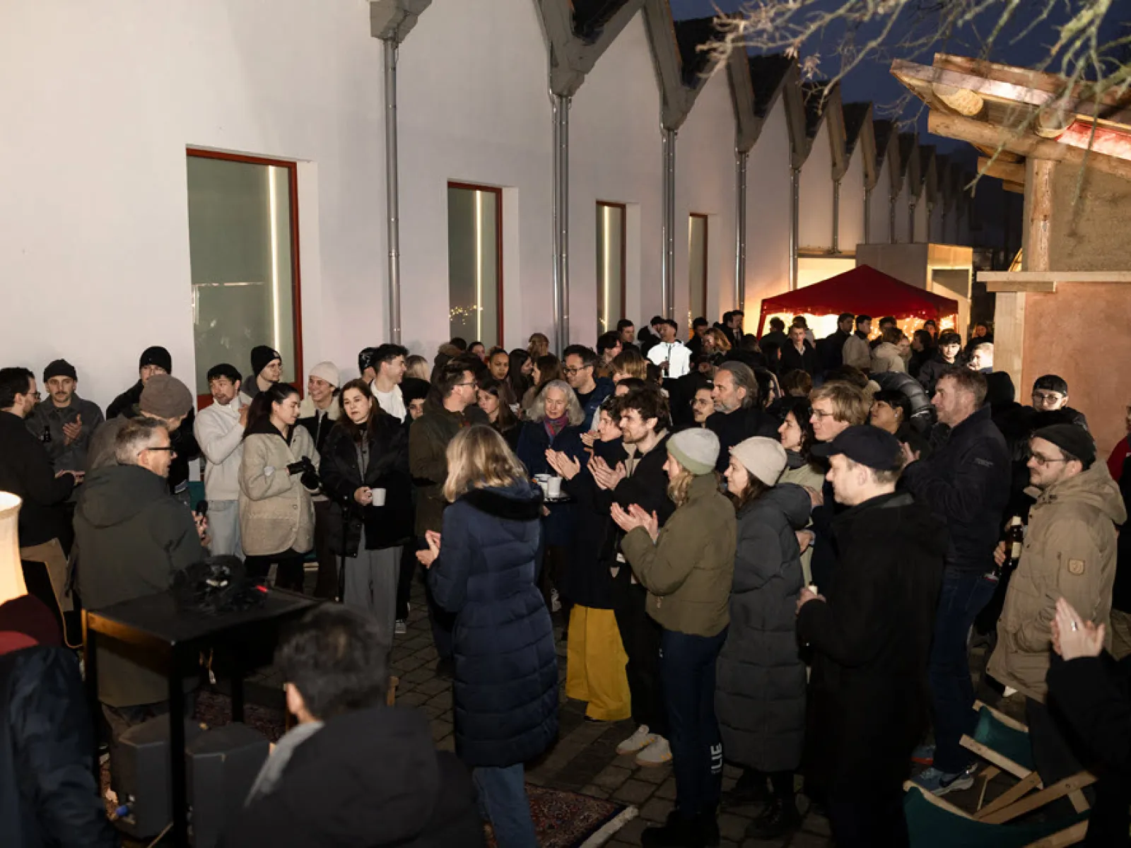 Zahlreiche Gäste füllen den Platz vor dem Red Pavillon.