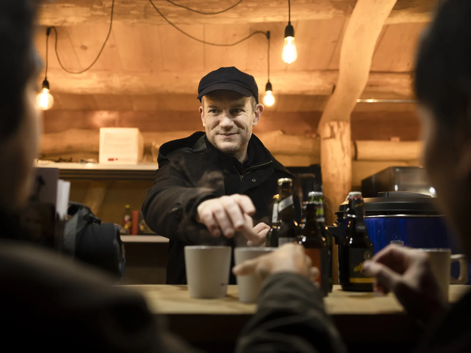 Professoren schenken die Getränke aus