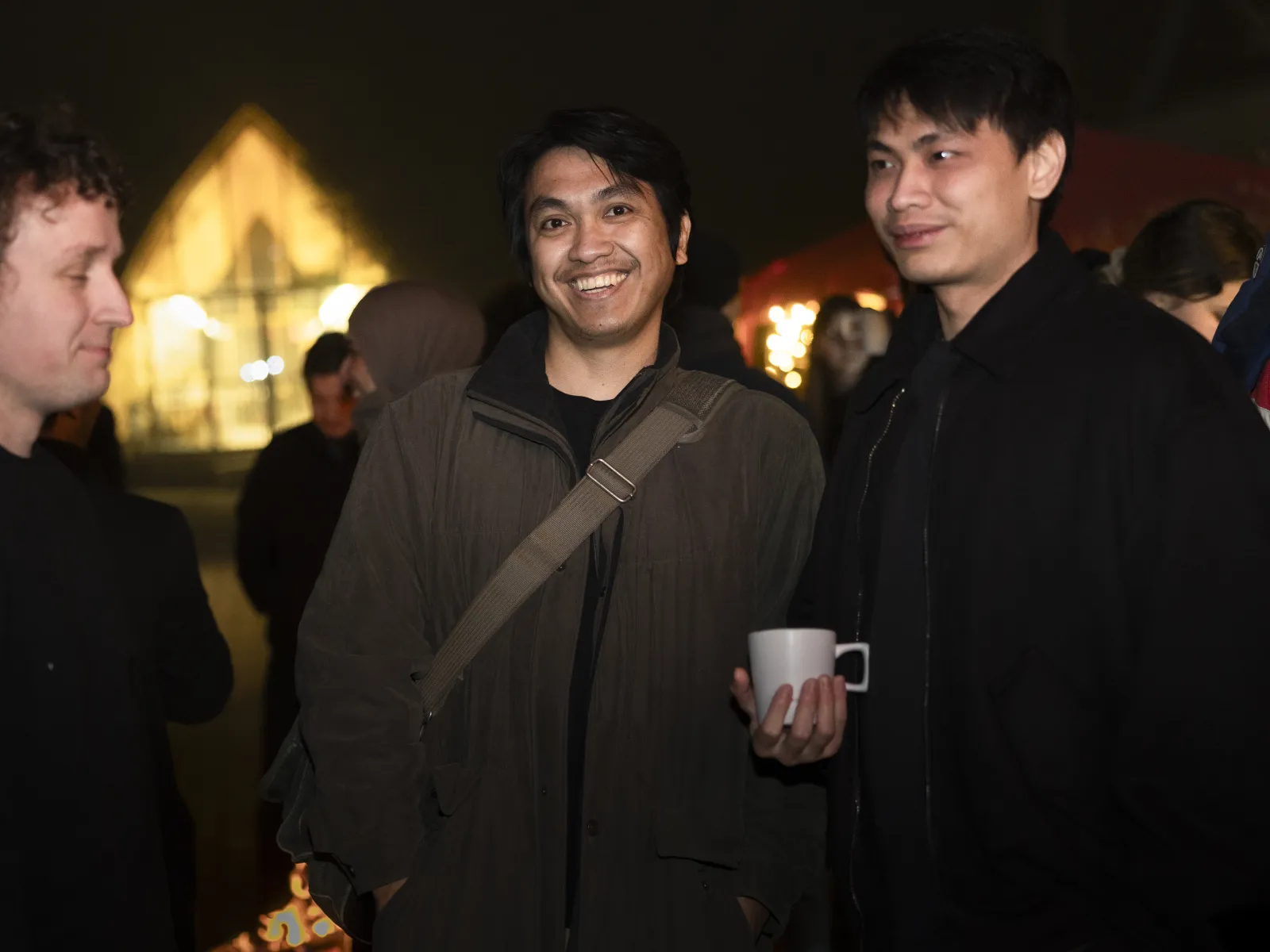 Studierende stehen zusammen im Red Pavillon.