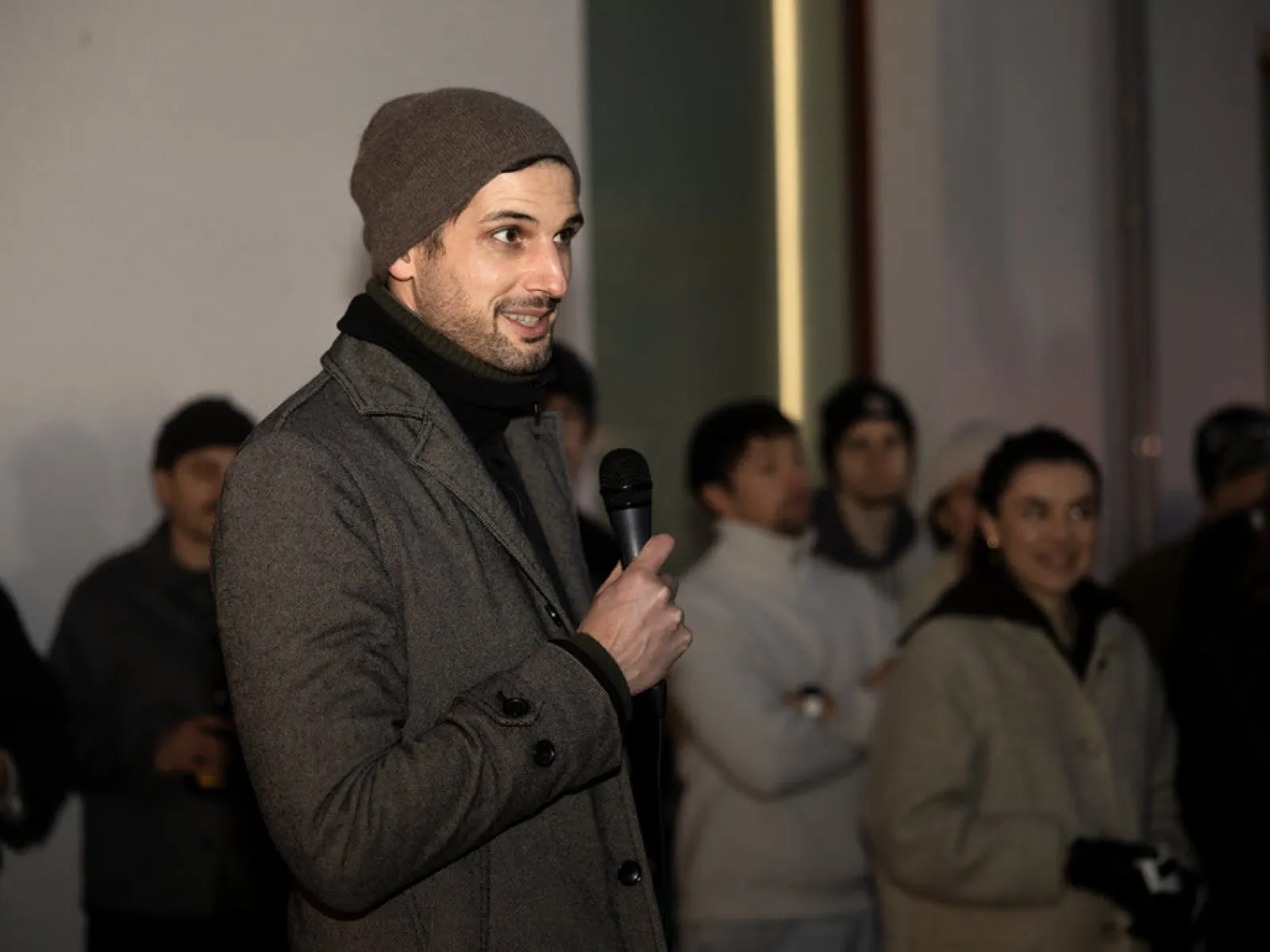 Dekan Daniel Stockhammer spricht am Red Pavillon.