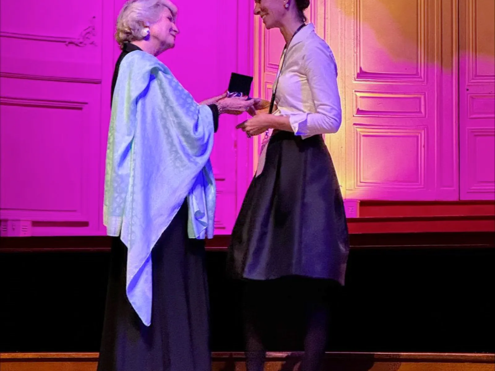 Ehrung auf Bühne bei Alumni Veranstaltung der Universität Liechtenstein mit Preisübergabe und Publikumssaal