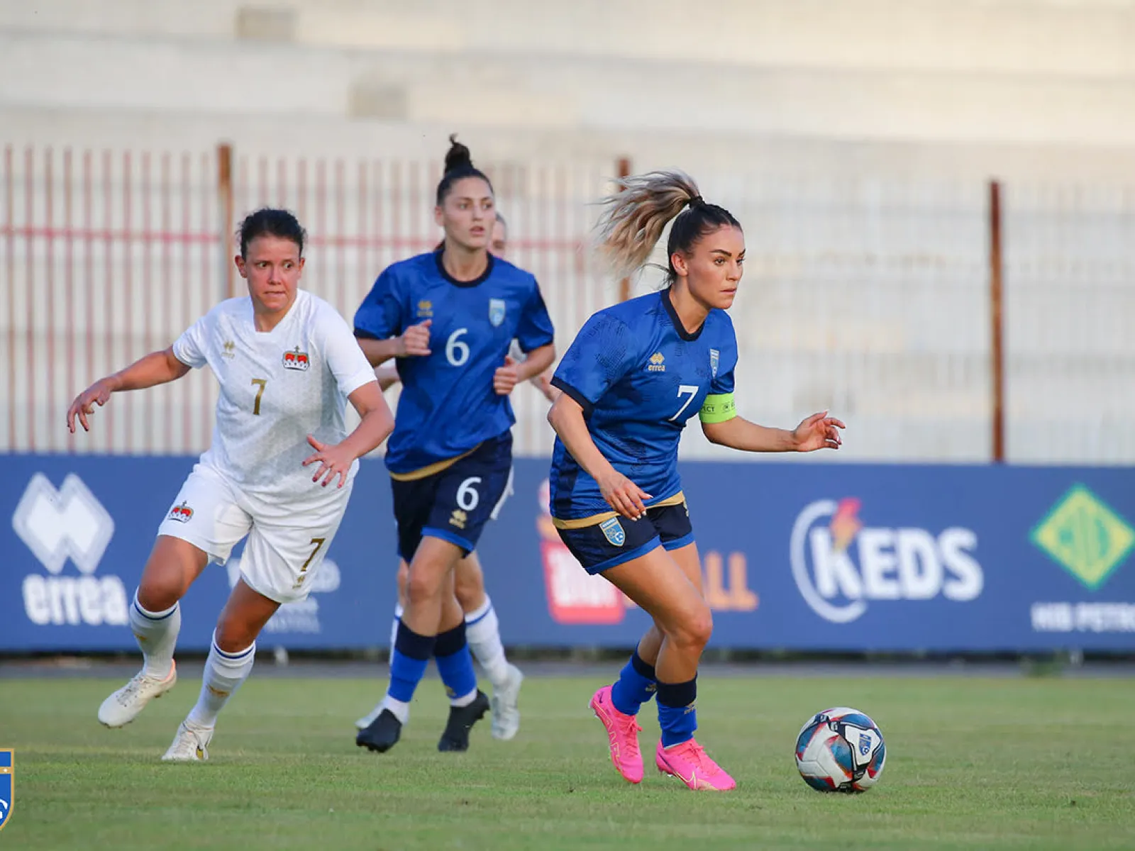 Frauenfussball Spielszene mit Spielerinnen im Zweikampf während internationalem Match