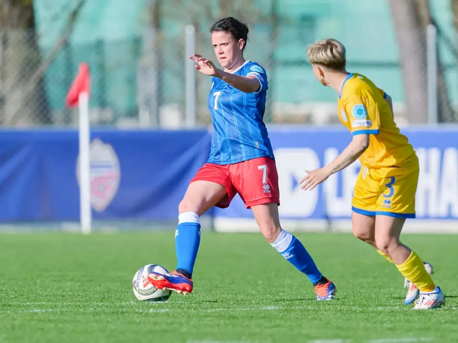 Frauenfussball Spielszene mit Spielerin aus Liechtenstein im Angriff während internationalem Match