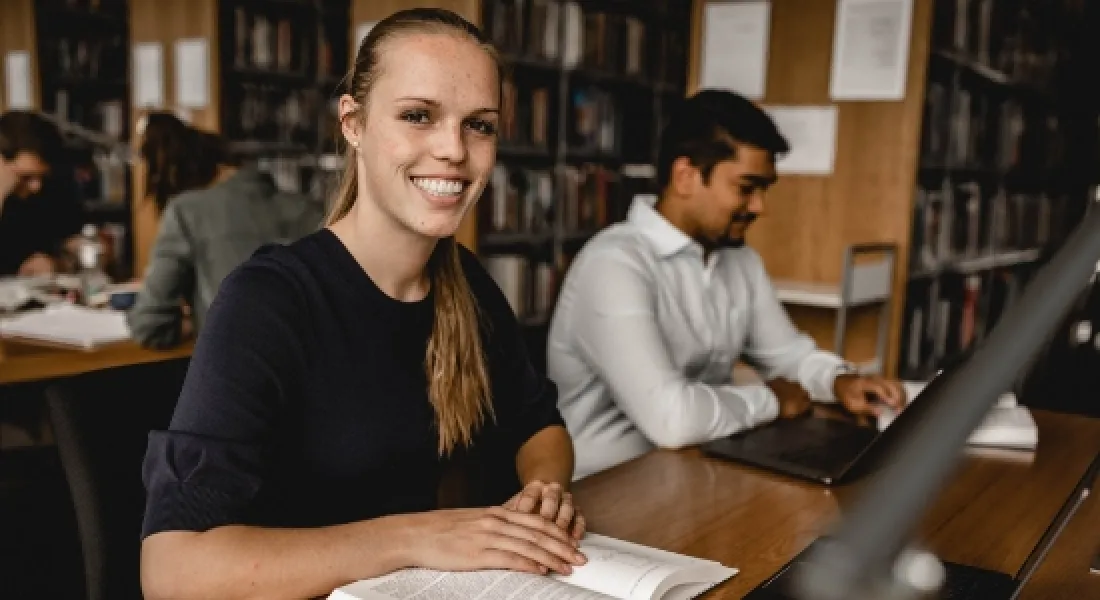 Frau studiert in der Bibliothek