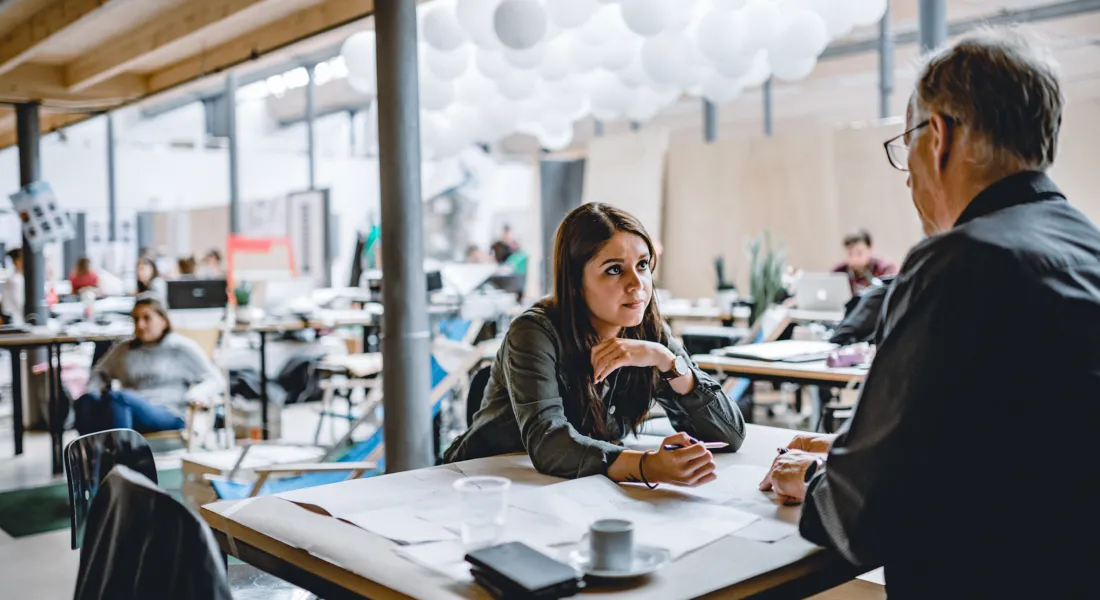 Studentin und Dozent im Gespräch in dem Architektur-Atelier der Universität Liechtenstein