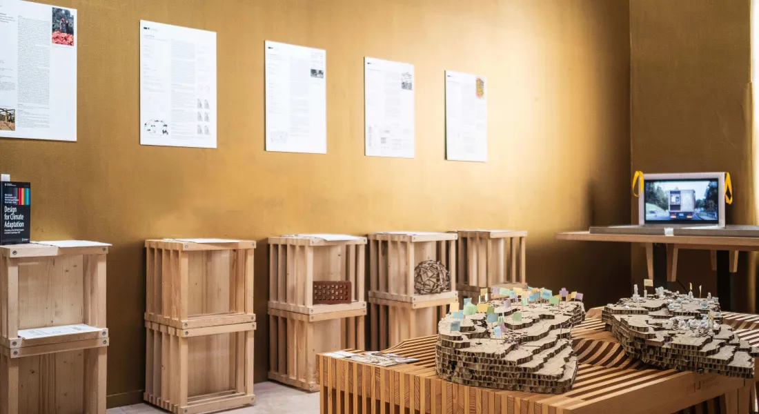 Architektur-Ausstellung-PhD-zur-RIBA-Akkreditierung-an-der-Liechtenstein-School-of-Architecture-mit-goldener-Wan