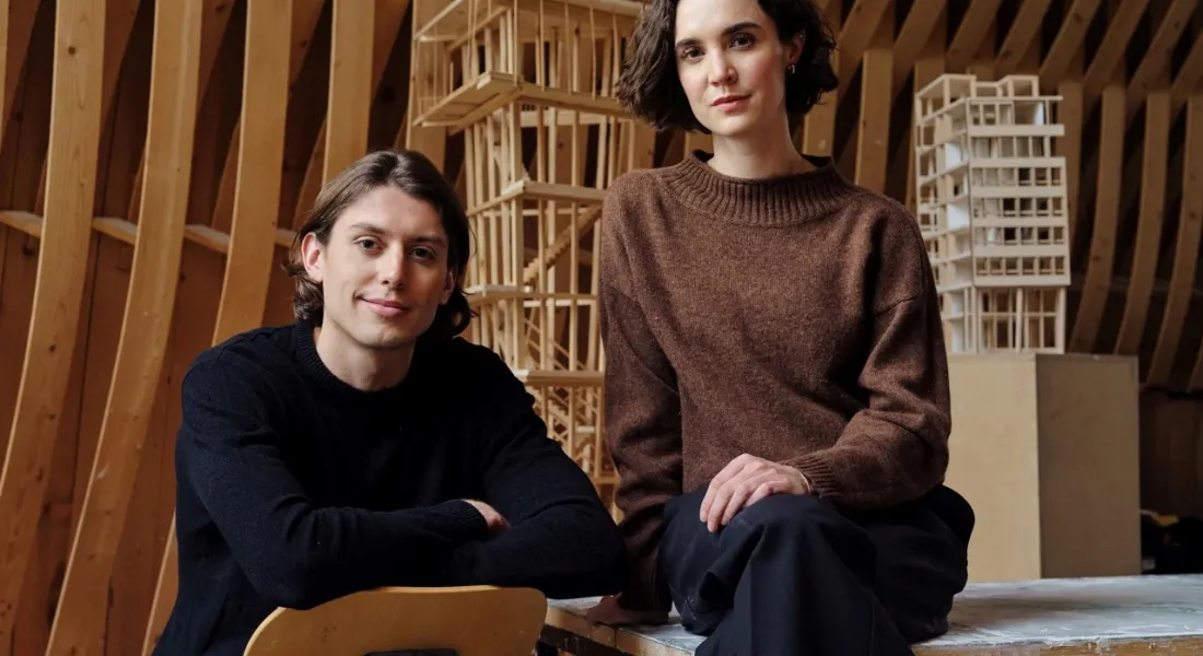 Zwei Studierende sitzen in Modellwerkstatt der Liechtenstein School of Architecture