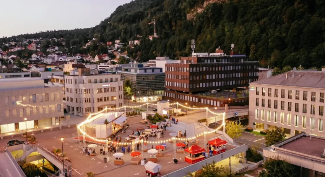 Luftaufnahme eines Bürgerbeteiligungsprojekts "Base Camp - Vadozer Huus" auf der Marktplatzgarage in Vaduz