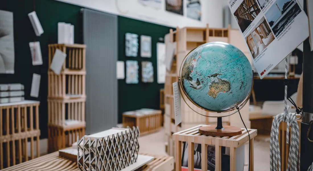 Seminarraum in der Universität Liechtenstein ein Globus steht auf einem Podest