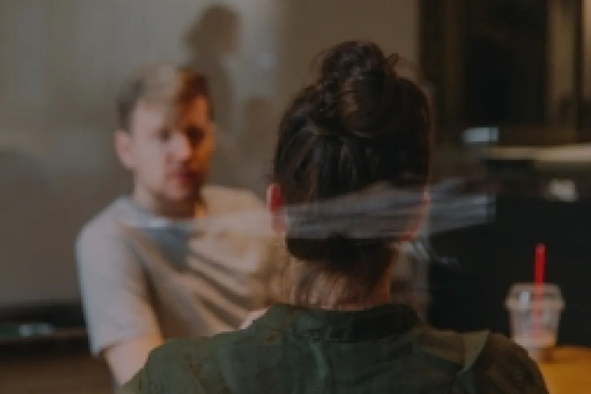  Ein Mann und eine Frau sitzen an einem Tisch mit dem Schriftzug "Beratung"