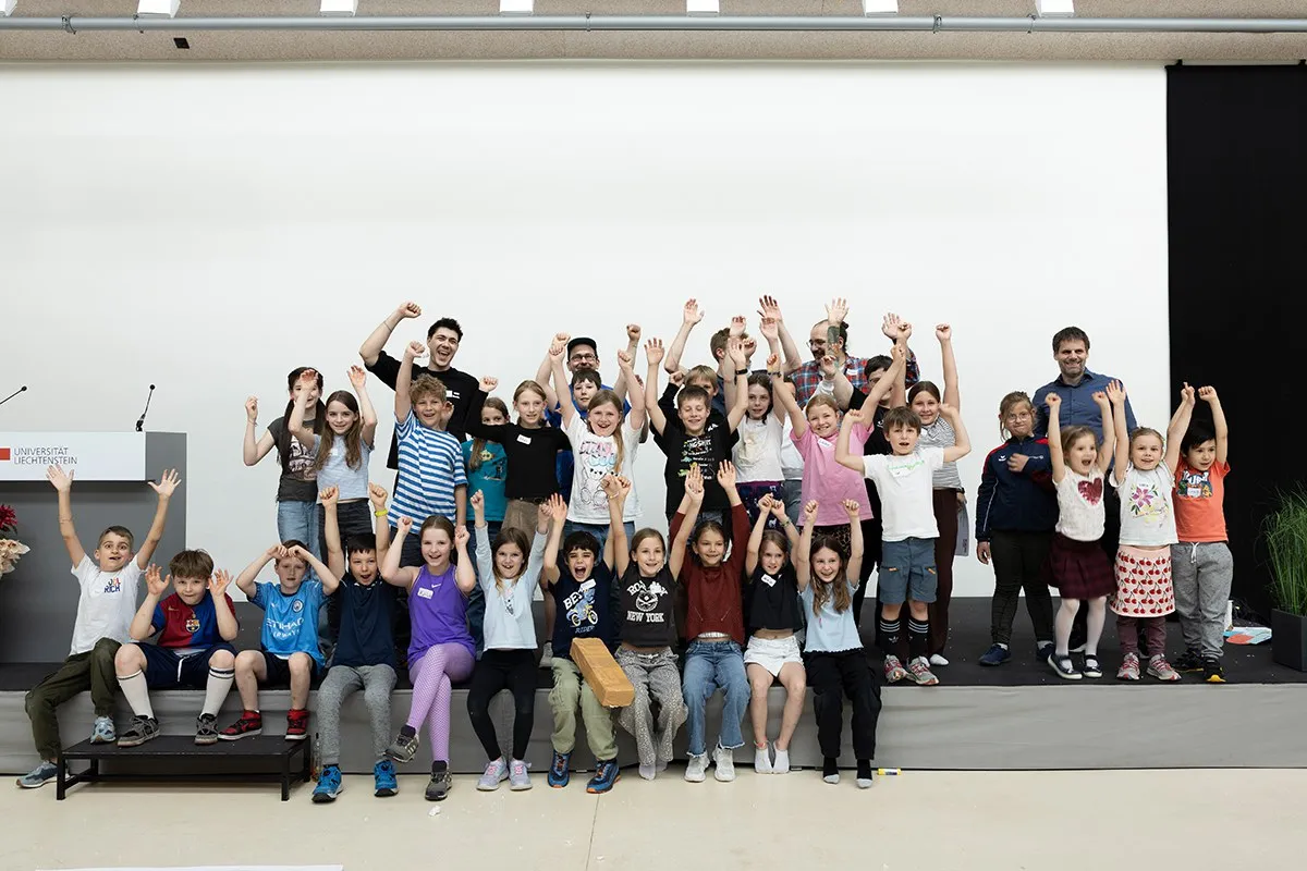 Kinder im Alter von 8 bis 12 Jahren welche aktiv an einem Workshop in der Universität Liechtenstein teilnahmen, bei dem sie spielerisch lernten, sich für andere, die Umwelt und ihre eigene Zukunft einzusetzen.