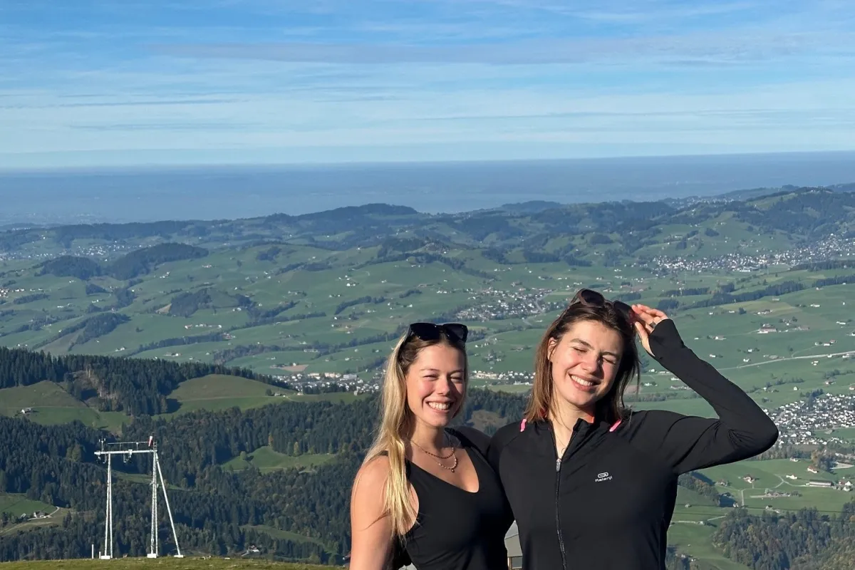 Zwei Frauen auf einem Berg