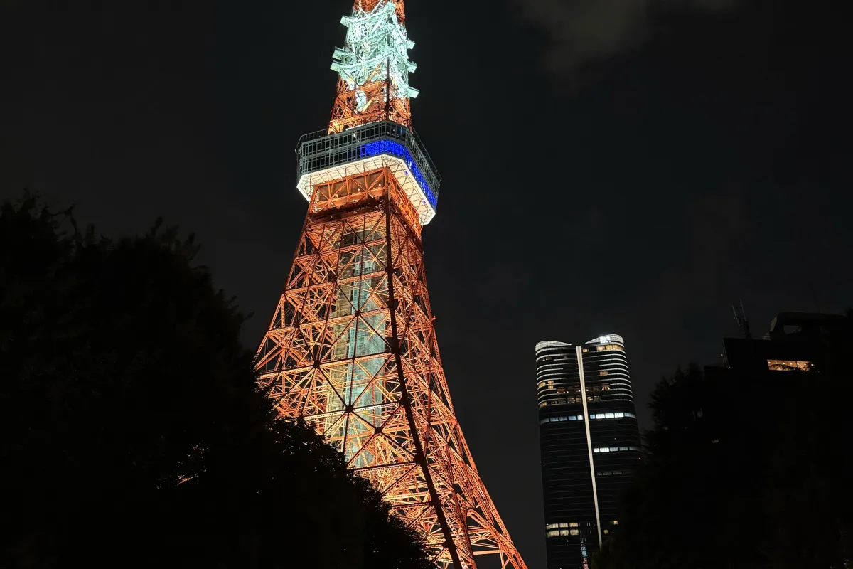 Der Tokio Tower bei Nacht in Rot Blauer Beleuchtung