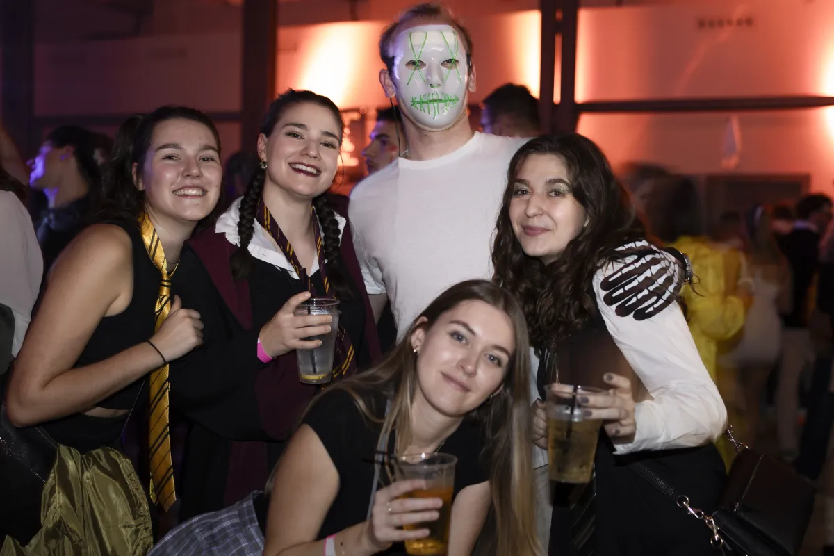 Mehrere Personen posieren für ein Foto an einer Halloween Party